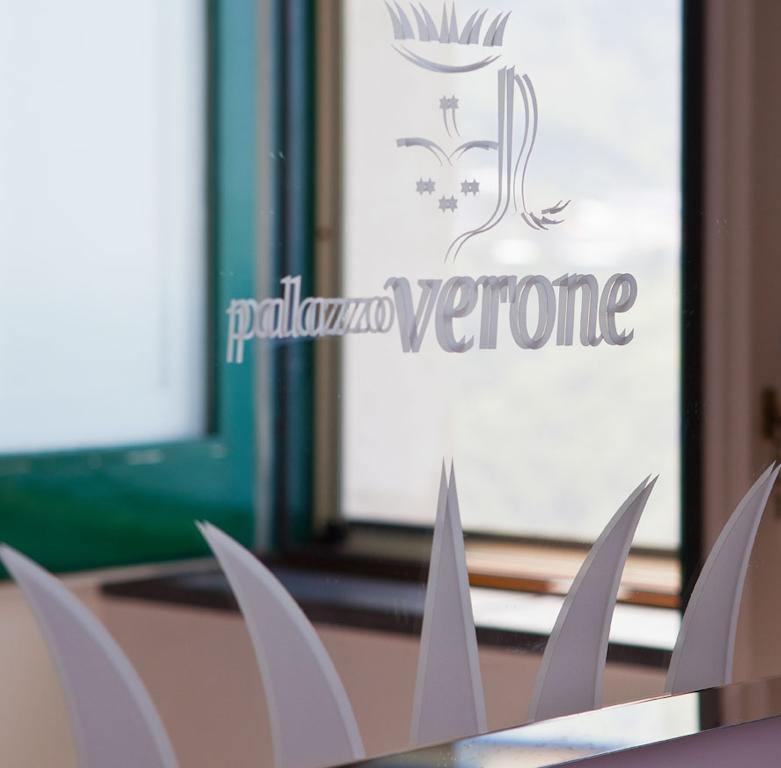 Palazzo Verone Scala Bagian luar foto